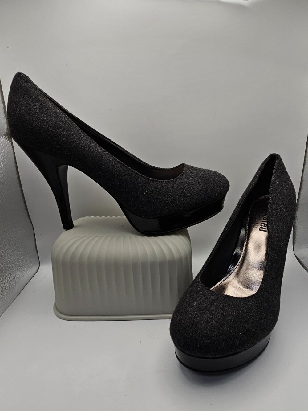 Unlisted by Kenneth Cole “File” Black Glitter Hidden Platform Pumps – Size 9